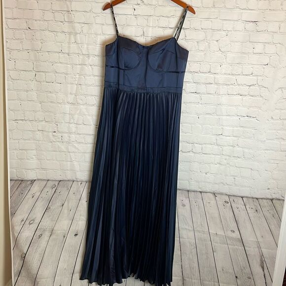 City Chic Plus Size Dress, Pleat Desire Dress Size Small Size 16 - Picture 3 of 15